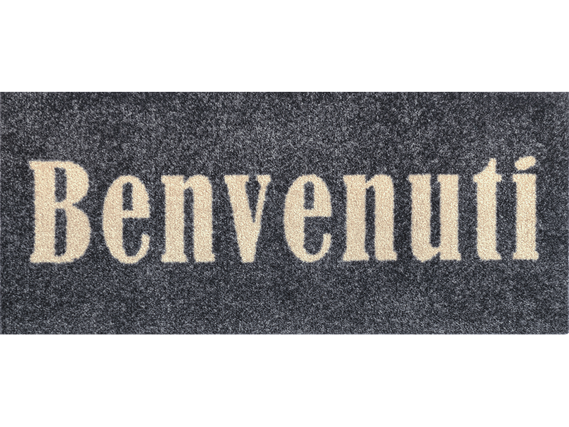 graue Fußmatte mit Schrift "Benvenuti"