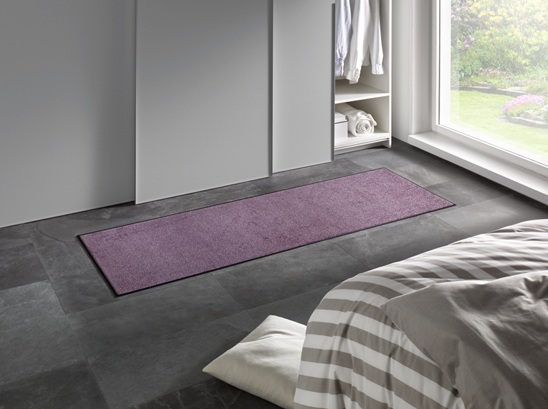 Fußmatte in hellem Violett im Schlafzimmer